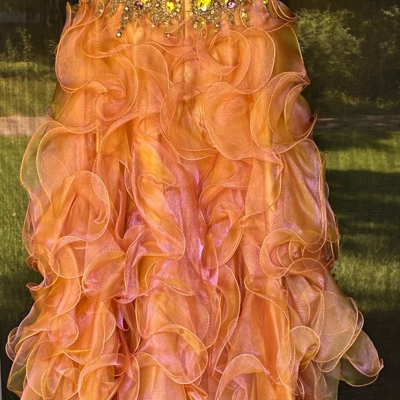 Elegant Gold Prom Dress with Gemstone Accents - Picture 5 of 7